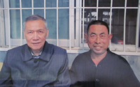 9文楼村艾滋病患者程广华当年与桂希恩合影照